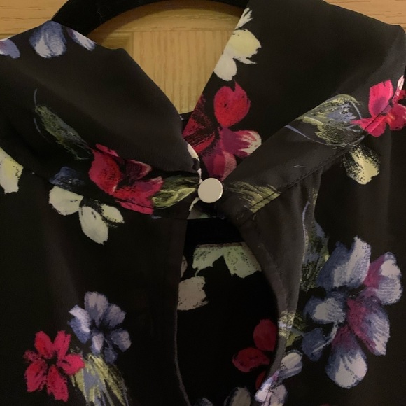 Flowered blouse 🌺🌸🌼 - Picture 7 of 7